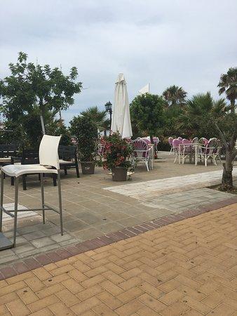 Red's Cafe Lounge Restaurant